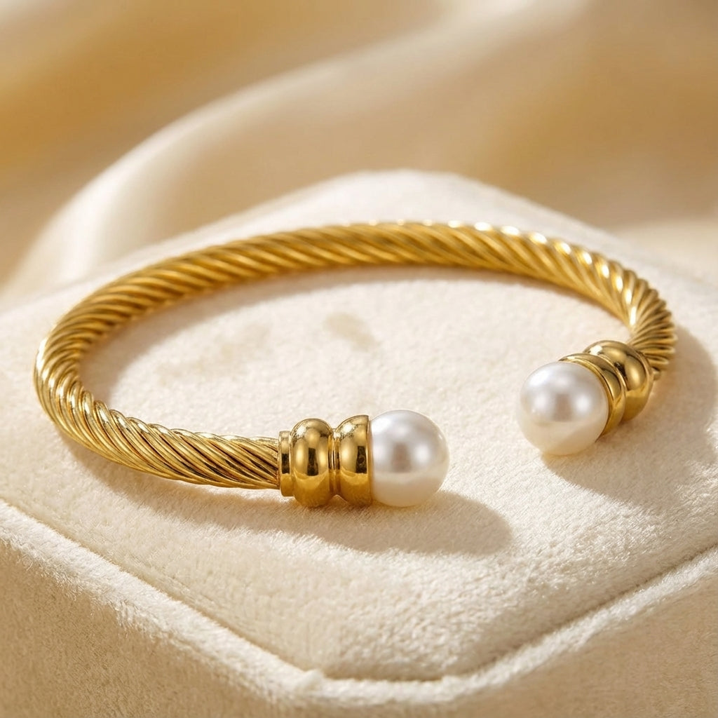 Aurelie golden bangle with Pearl